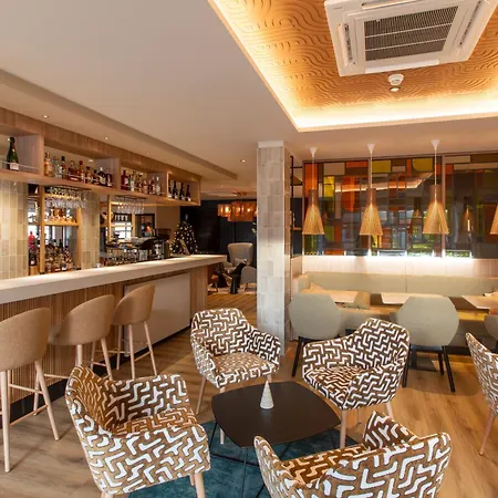 Отель Campanile Centre - Cathedrale 3*